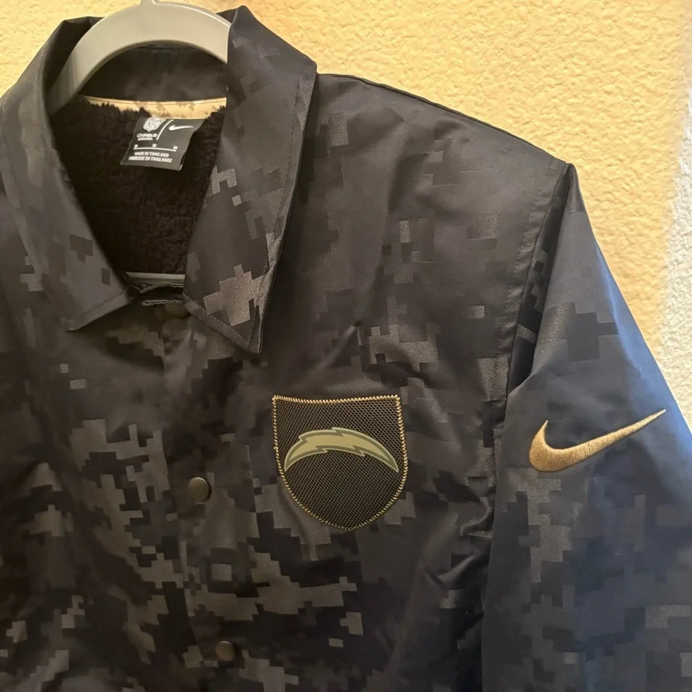 NIKE Black LA Chargers Salute To Service Sideline Satin Full-Snap Jacket-Medium